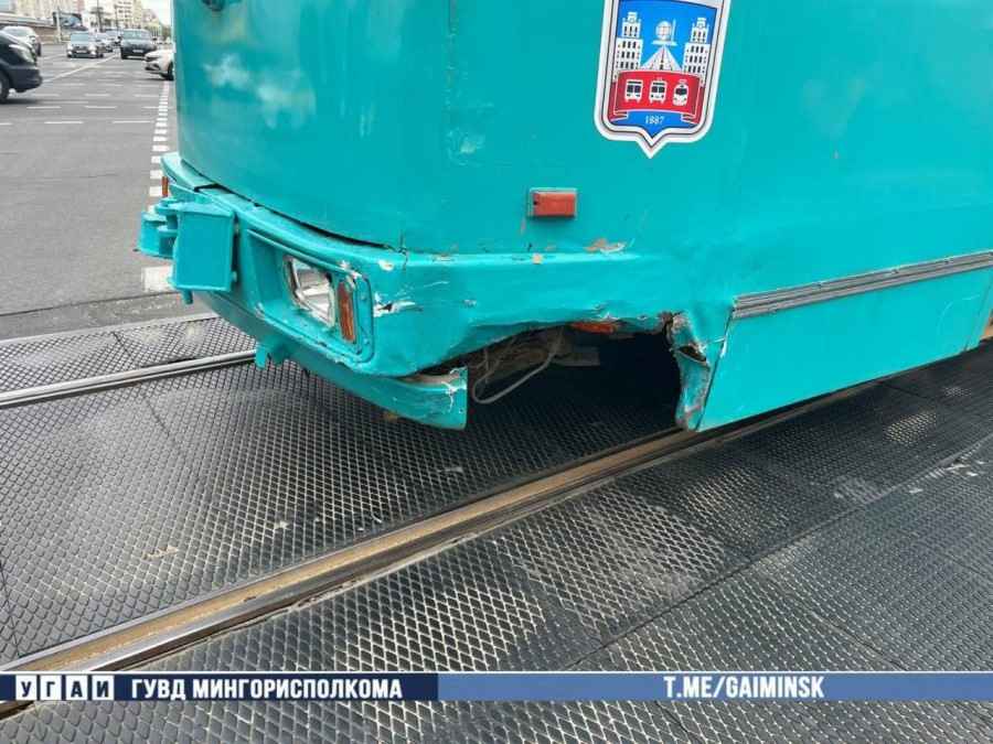 На ул. Богдановича Opel проехал на красный и врезался в трамвай