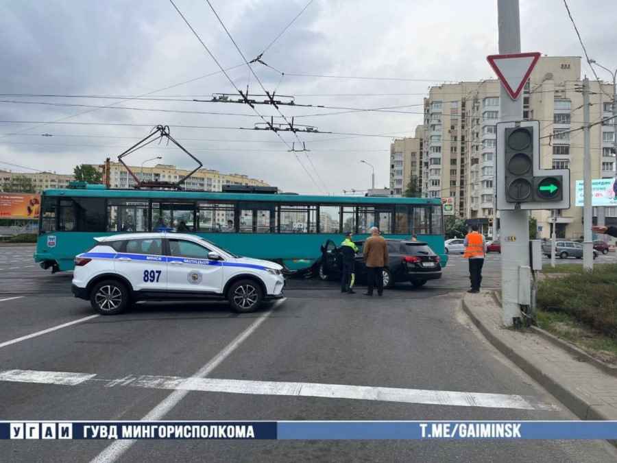На ул. Богдановича Opel проехал на красный и врезался в трамвай