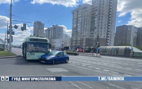 На Дзержинского столкнулись троллейбус и «Peugeot»
