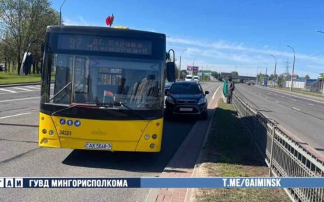 На Дзержинского автобус "подрезал" Ford