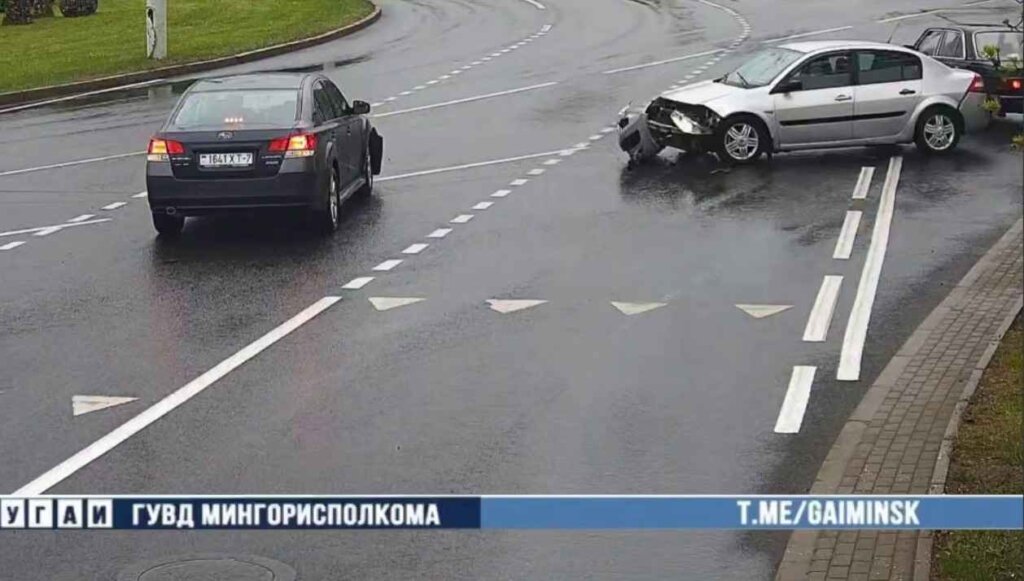 На Запорожской площади «Renault» занесло, после чего он врезался в «Subaru» и «Mercedes»