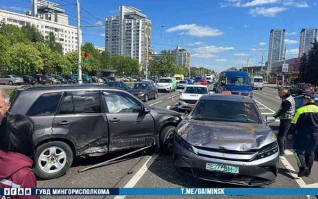 На Независимости «Suzuki» проехал на "красный" и врезался «Peugeot»