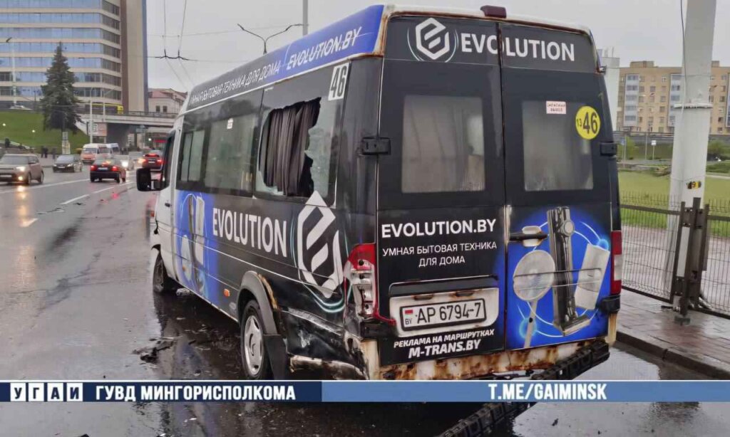На Немиге водитель «BMW» вылетел "на встречку" и врезался в маршрутку (видео)