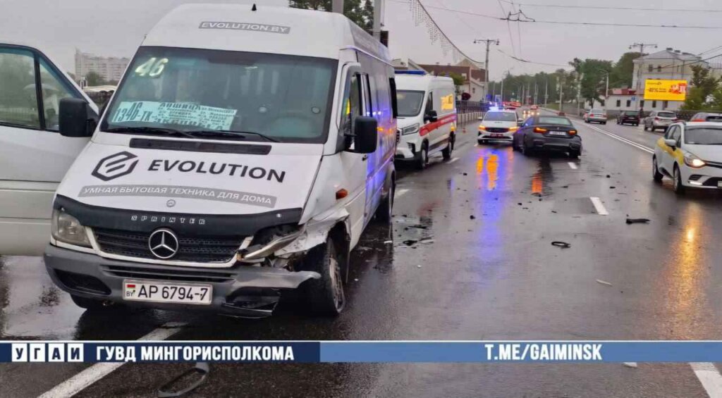 На Немиге водитель «BMW» вылетел "на встречку" и врезался в маршрутку (видео)