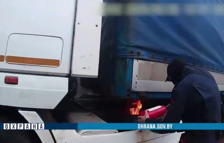 В Новополоцке загорелась фура: "охрановцы" ее потушили