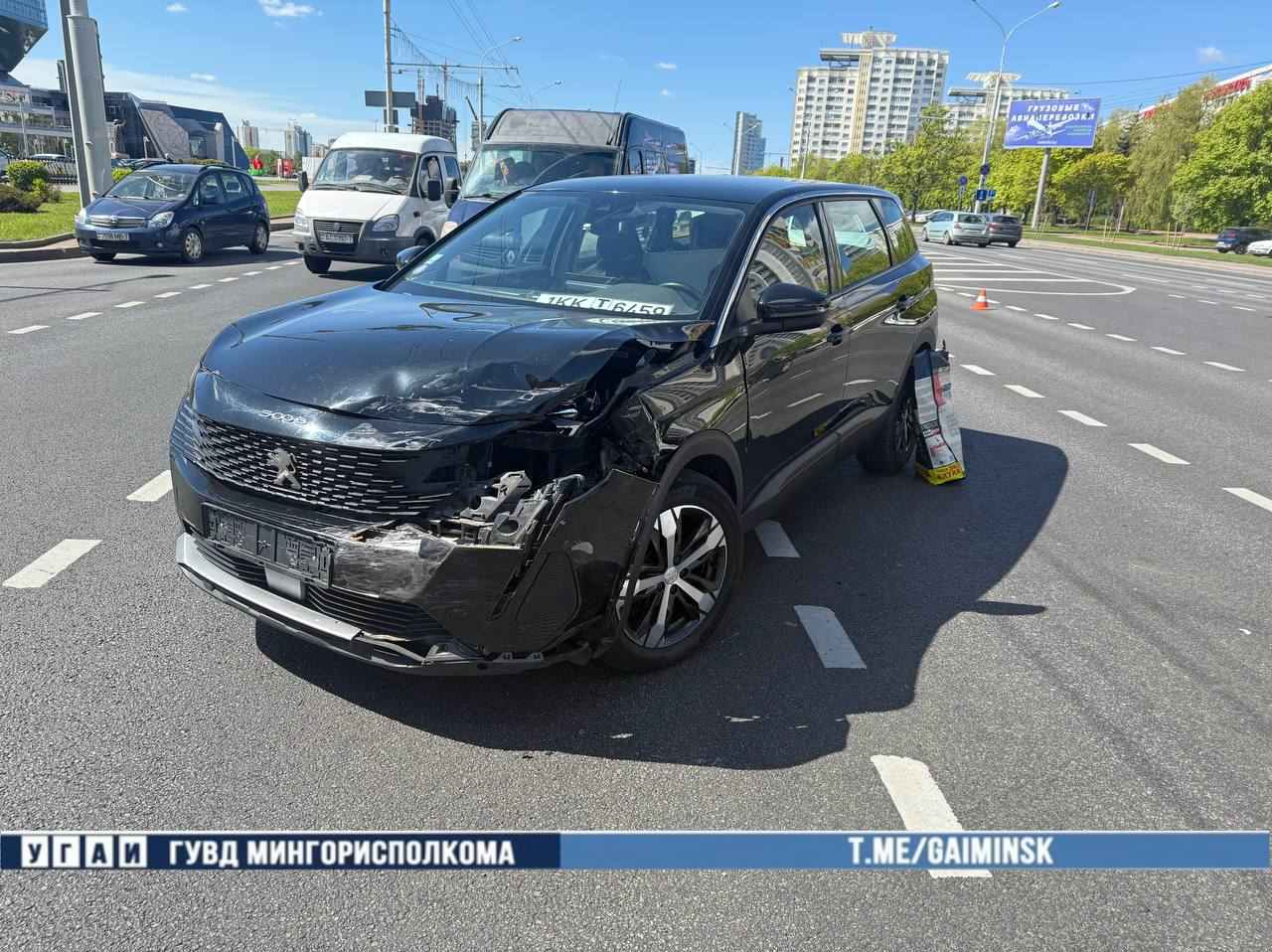 На Жасминовой ДТП: «Peugeot» проехал на красный и врезался в «BMW»