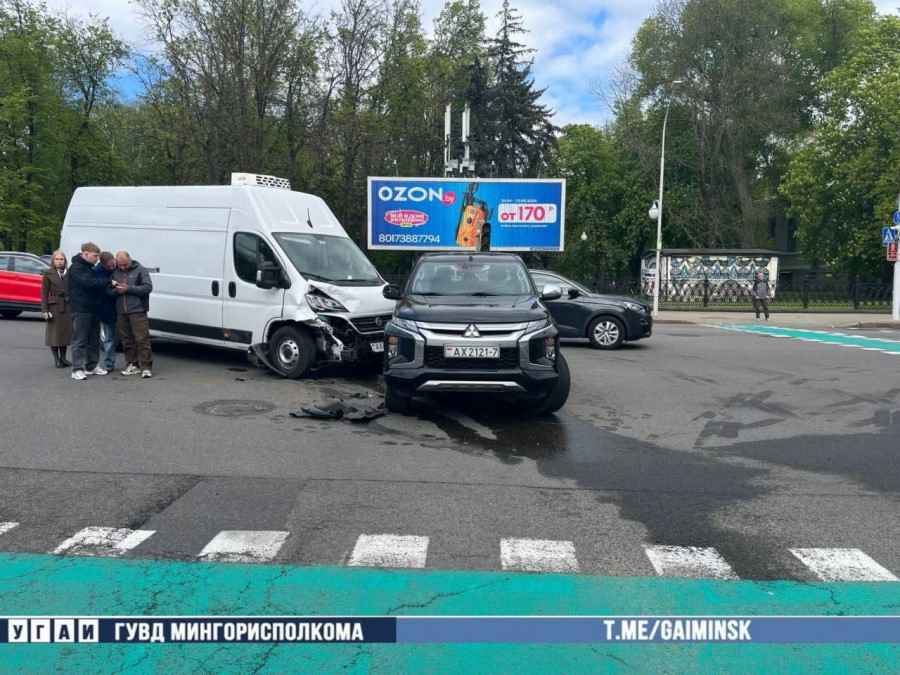 На Я. Купалы авария: «Fiat» проехал на красный и врезался в «Mitsubishi»