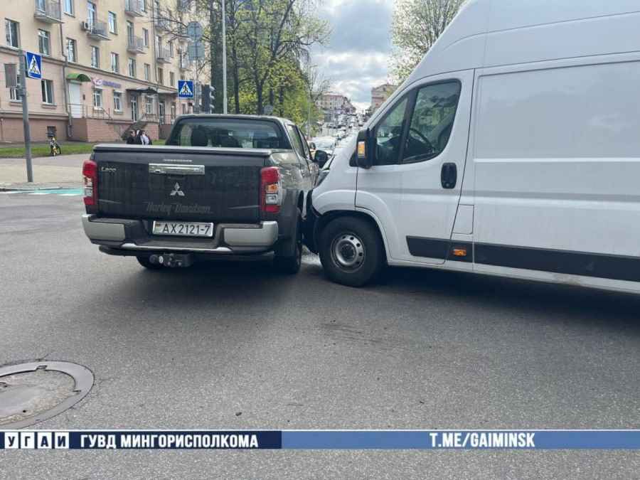 На Я. Купалы авария: «Fiat» проехал на красный и врезался в «Mitsubishi»