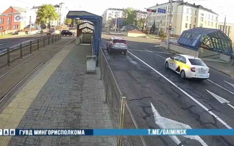 Таксист проехал на красный и устроил ДТП на Долгобродской (видео)