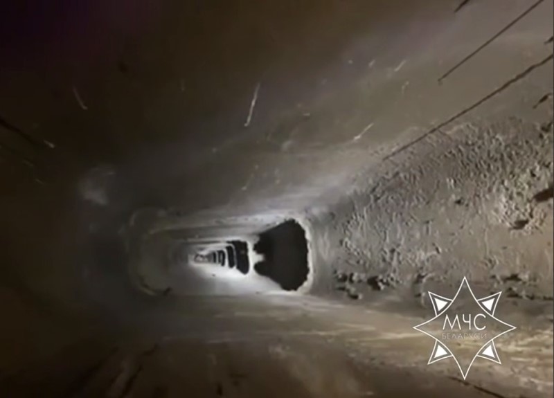 На Кижеватова работники МЧС спасли человека из вентиляционной шахты