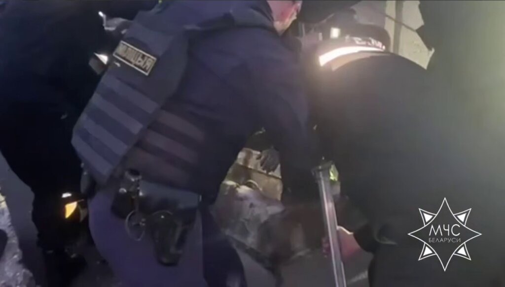 На Кижеватова работники МЧС спасли человека из вентиляционной шахты