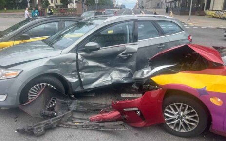 На Независимости авария с тремя автомобилями: Ford проехал на красный