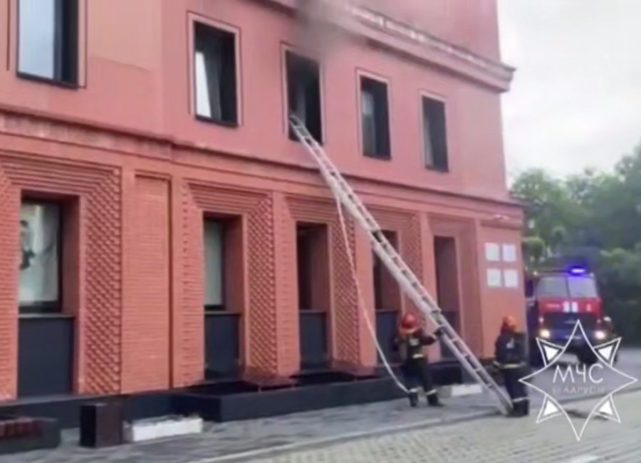 В Минске загорелась баня №1 на ул. Хмельницкого. Спасатели быстро потушили ее