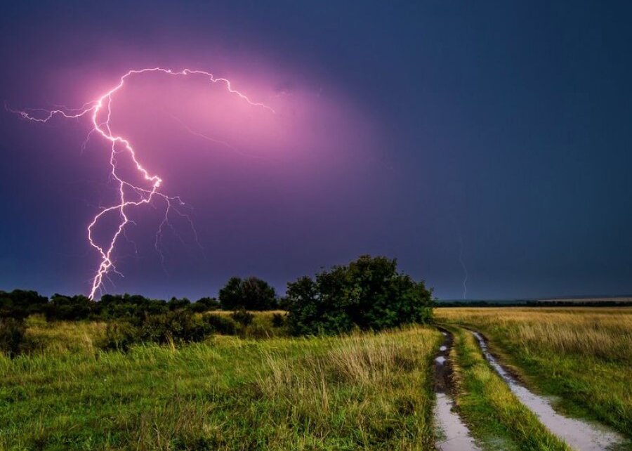 Мужчина чудом выжил после удара молнии в Петриковском районе