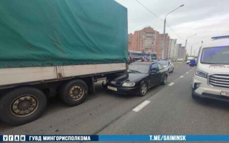 На Независимости «Audi» врезался в фуру