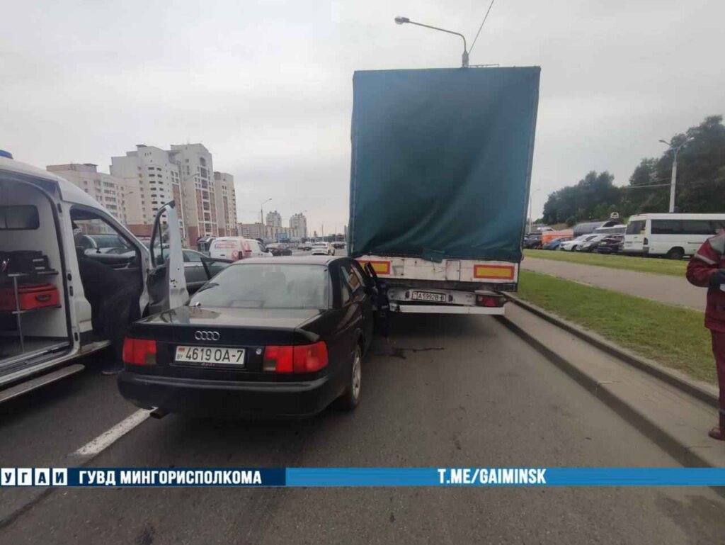 На пр. Независимости «Audi» врезался в фуру