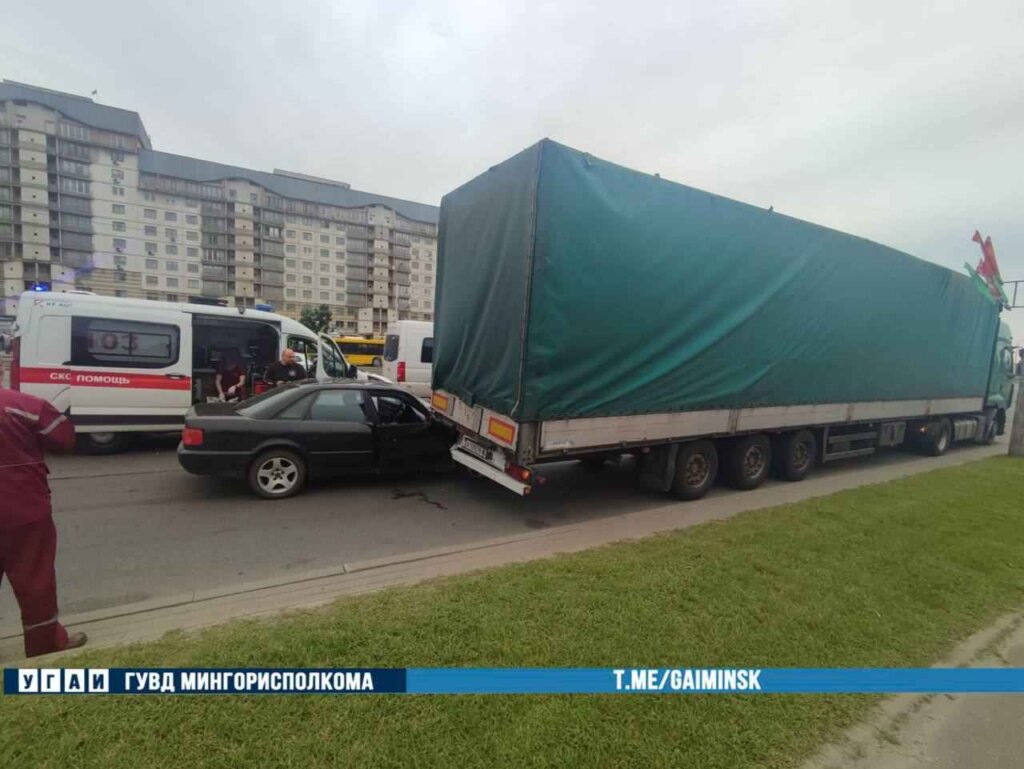 На пр. Независимости «Audi» врезался в фуру