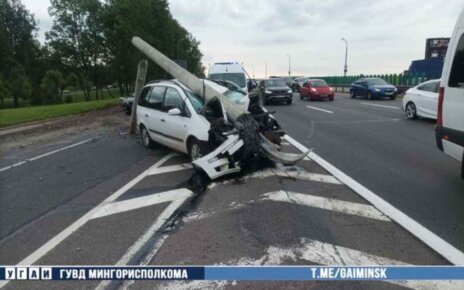 На МКАД возле Казинца водитель врезался в столб