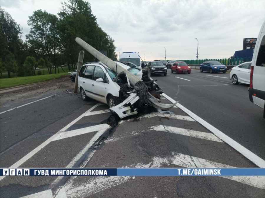 На МКАД возле Казинца водитель врезался в столб