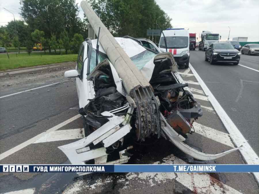 На МКАД возле Казинца водитель врезался в столб