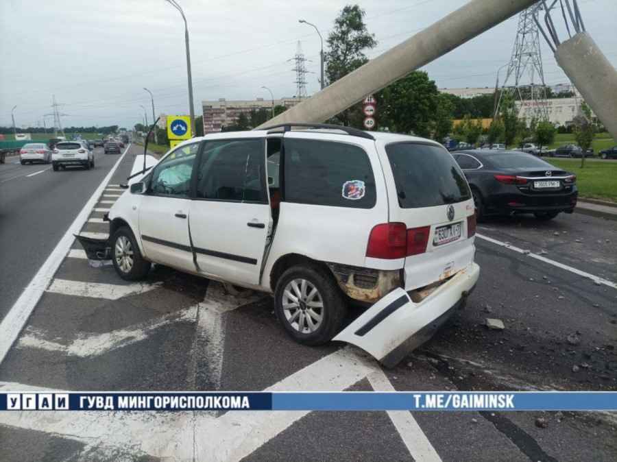 На МКАД возле Казинца водитель врезался в столб