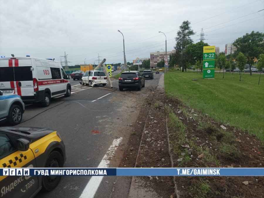 На МКАД возле Казинца водитель врезался в столб