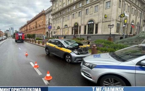 На Ленина водитель такси уснул за рулем и врезался в бетонную опору