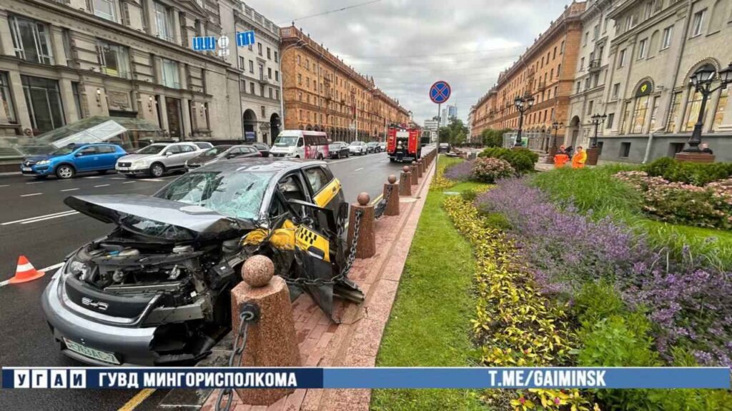 На Ленина водитель такси уснул за рулем и врезался в бетонную опору