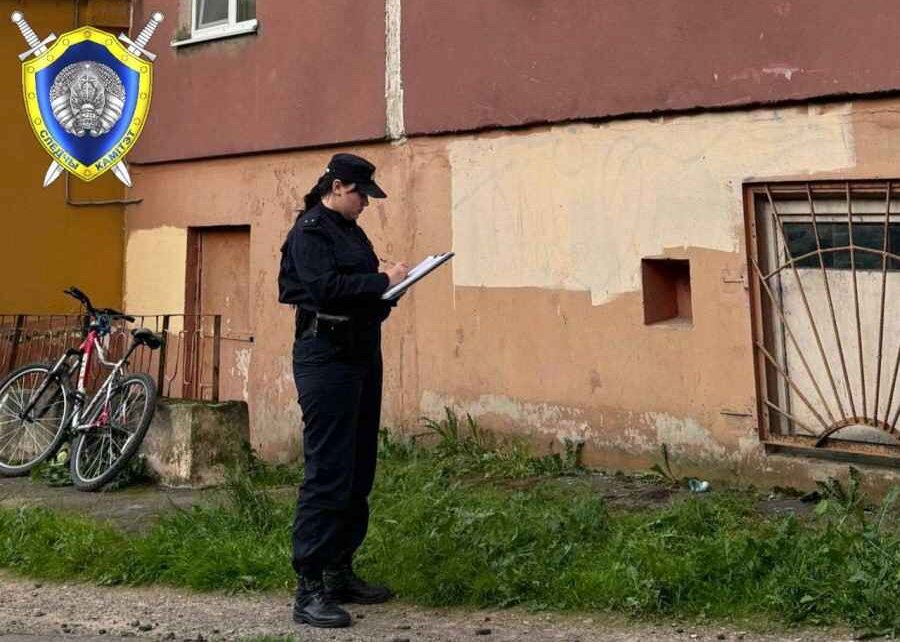 В Витебске 2-хлетний ребенок выпал из окна десятого этажа - он погиб