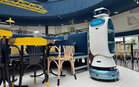 В Минске появилось кафе с роботом-официантом Олли