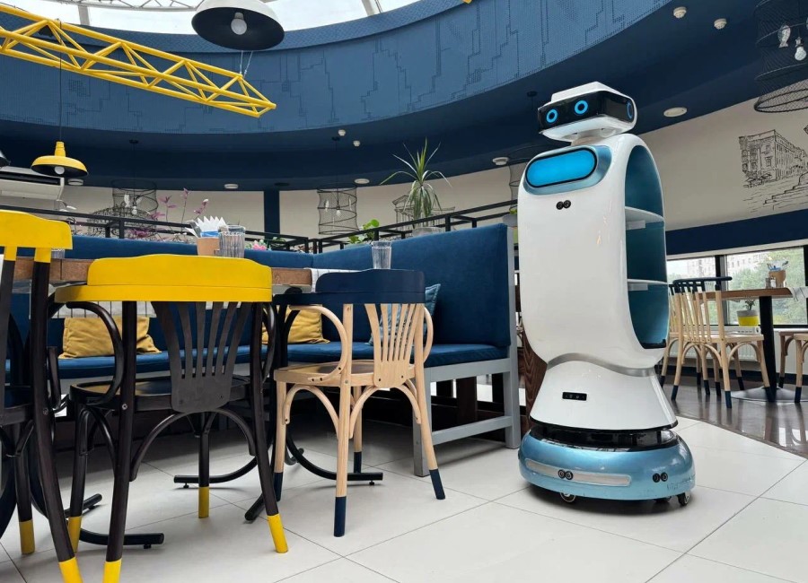 В Минске появилось кафе с роботом-официантом Олли