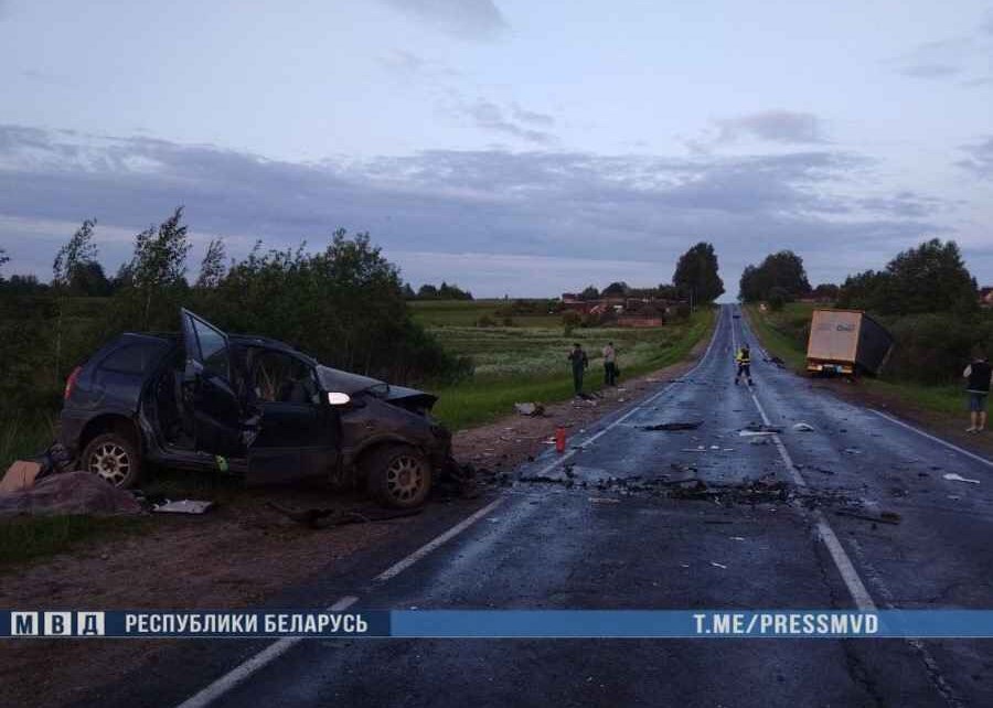 На Витебщине Opel врезался в фуру: двое погибших