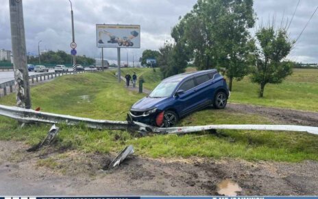На МКАД водитель врезался в ограждение