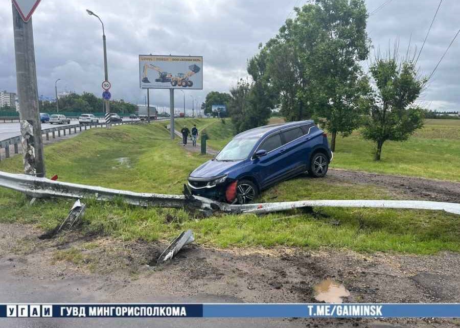 На МКАД водитель врезался в ограждение