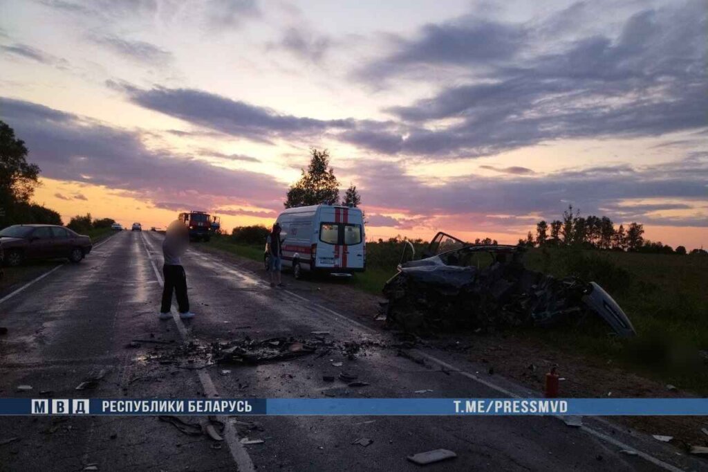 На Витебщине Opel врезался в фуру: двое погибших