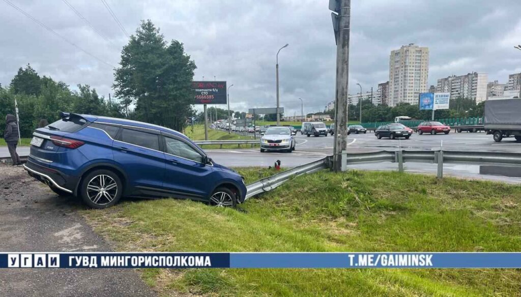На МКАД водитель врезался в ограждение