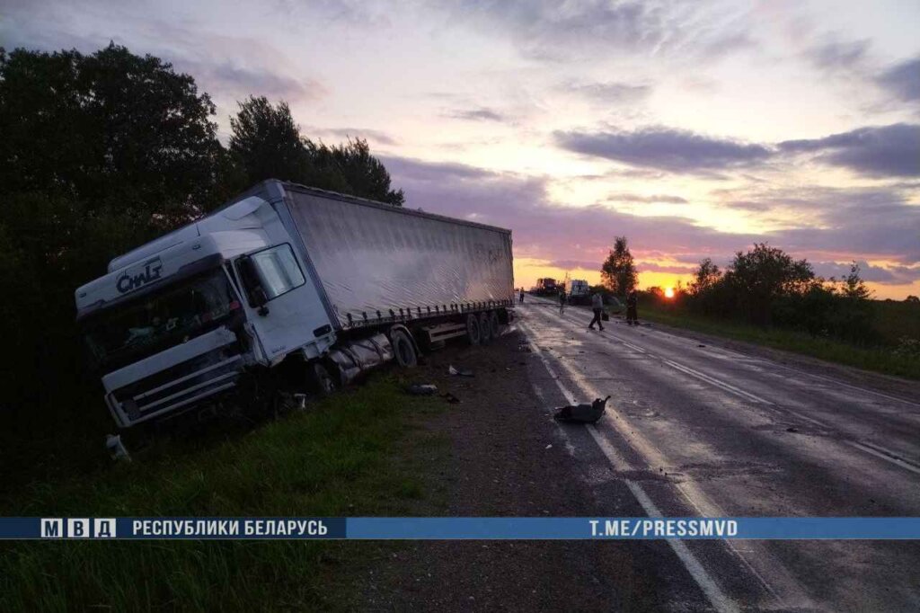 На Витебщине Opel врезался в фуру: двое погибших