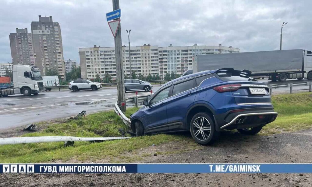 На МКАД водитель врезался в ограждение