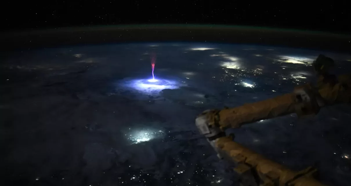 Редкую космическую молнию "Спрайт" сняли с борта МКС