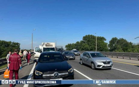 На МКАД столкнулись четыре автомобиля: «Renault», «Mercedes» и грузовых автомобилей «ГАЗ» и «Iveco»