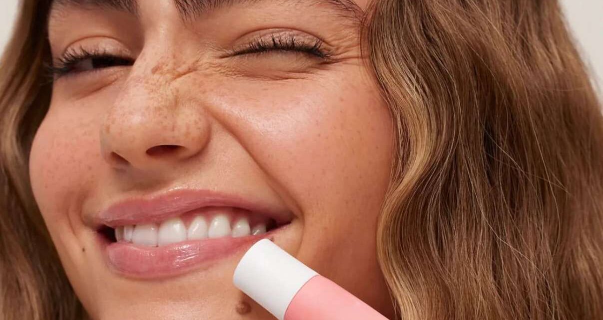Лучшие летние бальзамы и тинты для губ: идеальный уход и яркий цвет