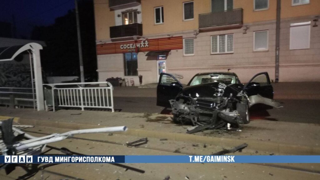 На Якуба Коласа водитель уснул за рулем и врезался в остановку