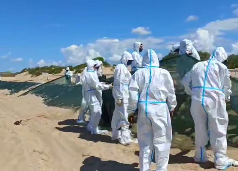 На пляжах Анапы демонтируют защитный вал от мазута, но купаться запрещено