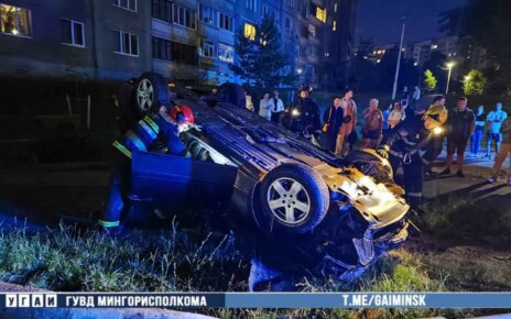 Пьяный водитель утроил ДТП во дворе и перевернул автомобиль