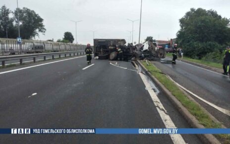 На дороге «Минск - Гомель» водитель «Маза» уснул за рулем и врезался в ограждение