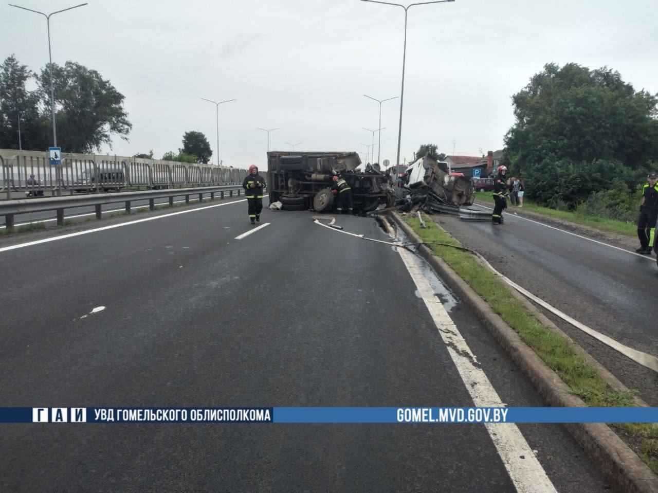 На дороге «Минск - Гомель» водитель «Маза» уснул за рулем и врезался в ограждение