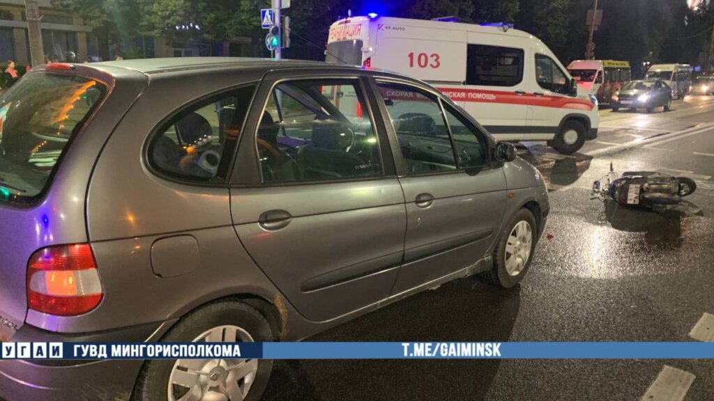 На Логойском тракте "Рено" сбил мотоциклиста (ВИДЕО АВАРИИ)