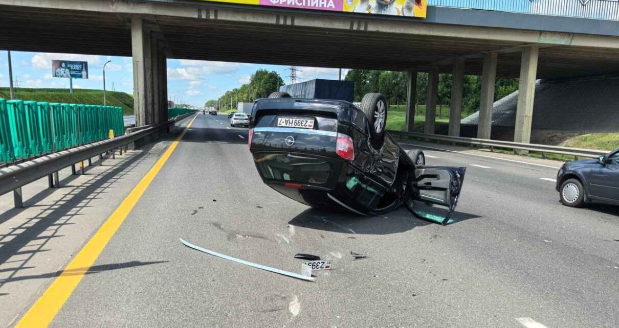 На МКАД после ДТП перевернулся автомобиль