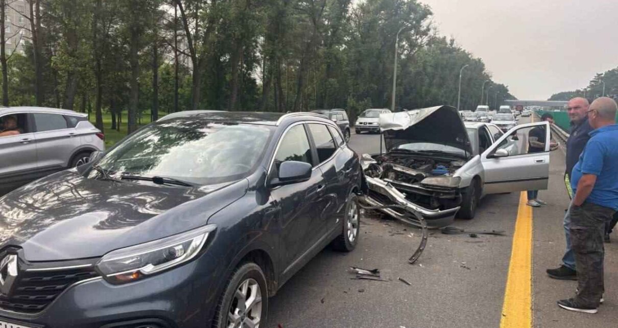 На МКАД авария: «PEUGEOT» врезался в попутный «Renault»