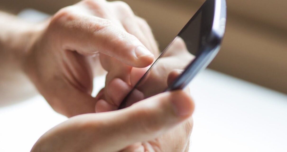 Как мошенники превращают телефоны жертв в кирпичи